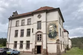 Schon an der Fassade der früheren Kaserne ist zu sehen, dass Streetart-Künstler das Gebäude übernommen haben.